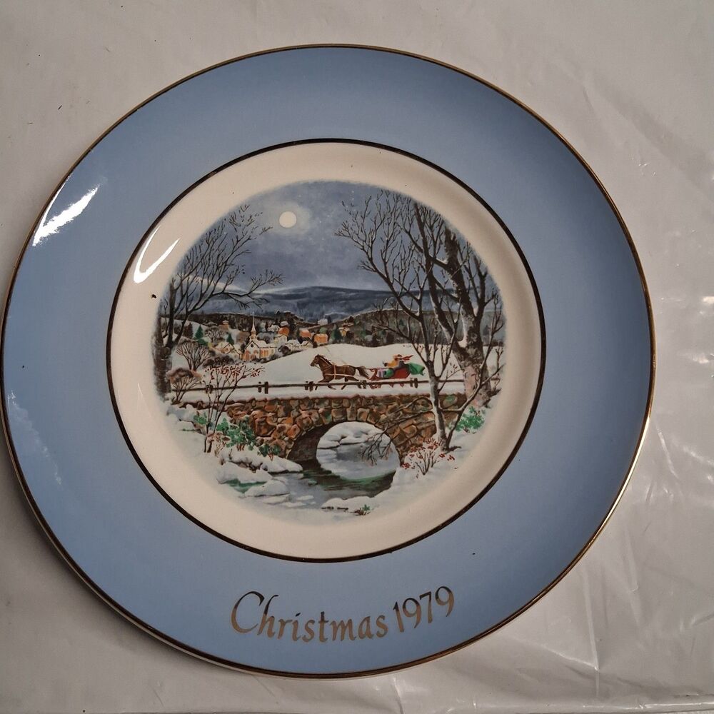 Vintage Avon Christmas 1979 Collector Plate With Box “Dashing Through The Snow”